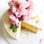 Pastel de capas de crema agria con crema de mantequilla de rosas