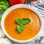 Sopa fácil de tomate y albahaca