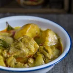 Pollo al Curry Amarillo con Arroz Jazmín y Vegetales Salteados