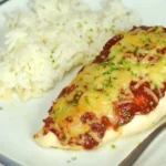 Pollo al horno con salsa de tomate y queso mozzarella