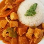 Pollo en curry rojo con arroz jazmín