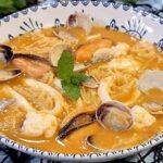Sopa de pescado y mariscos con tomate y ajo