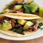 Tacos de cerdo con salsa de cilantro y jalapeño