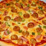 Pizza Casera con Salchichas