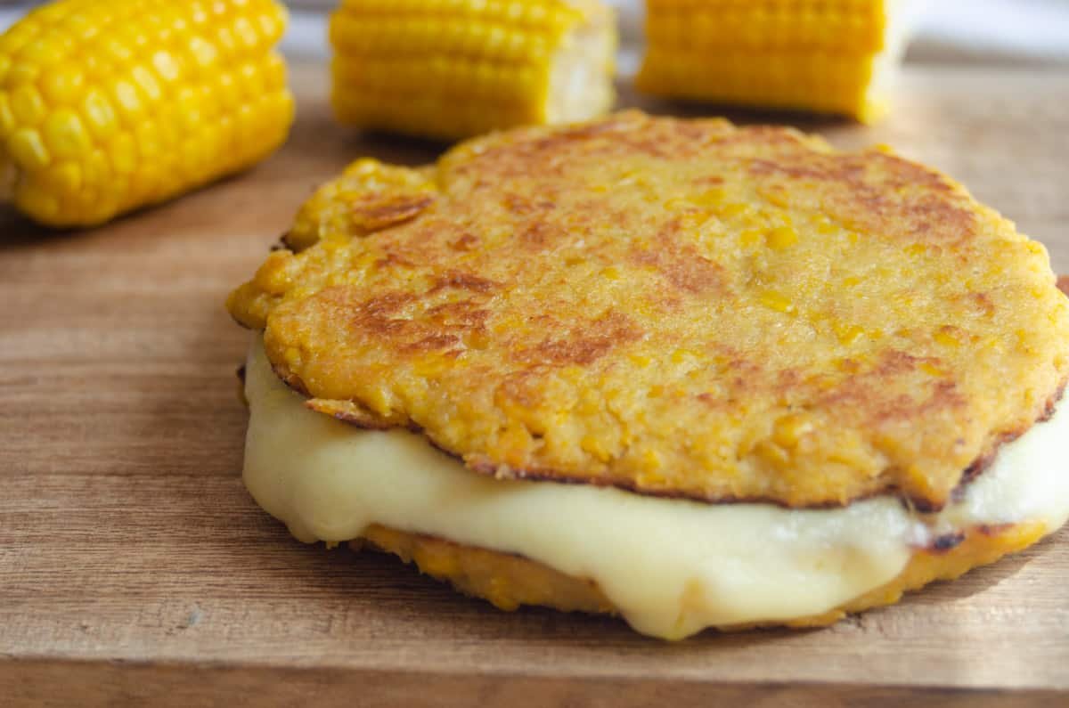 Arepas de Choclo (Tortas de maíz dulce colombianas con queso)