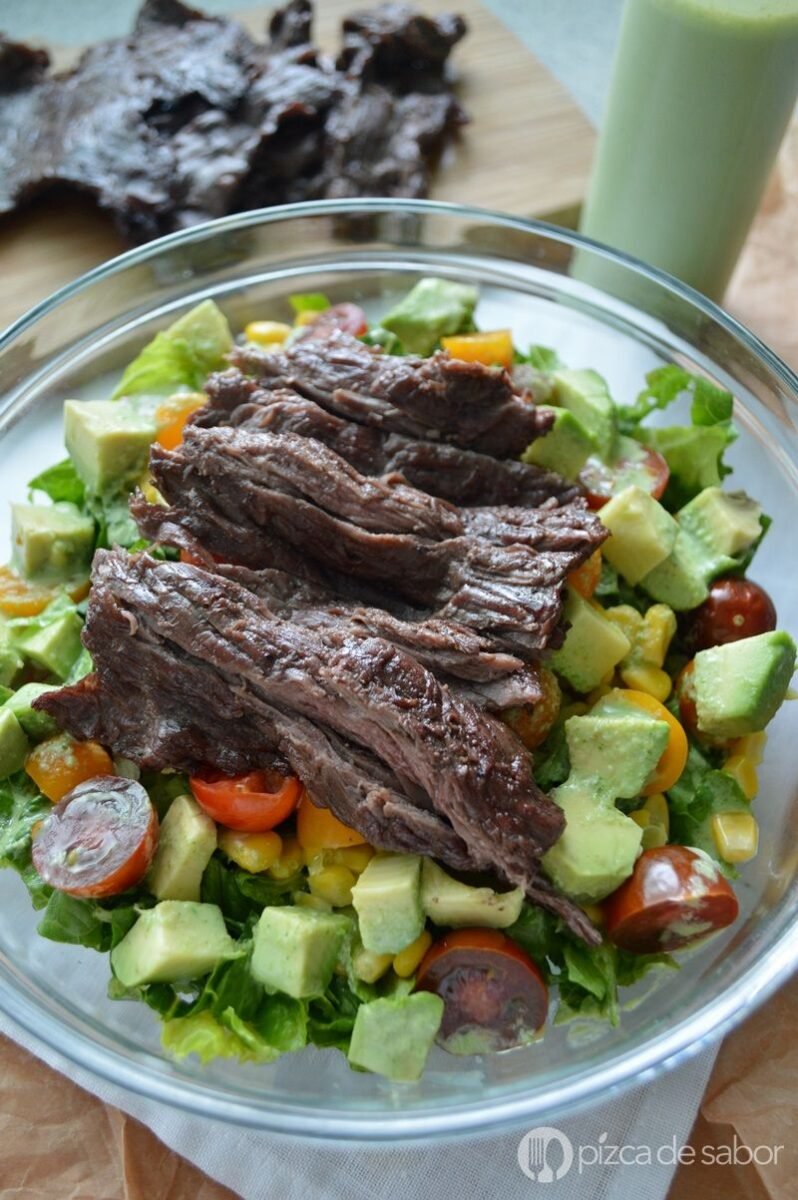 Ensalada con arrachera y aderezo de cilant