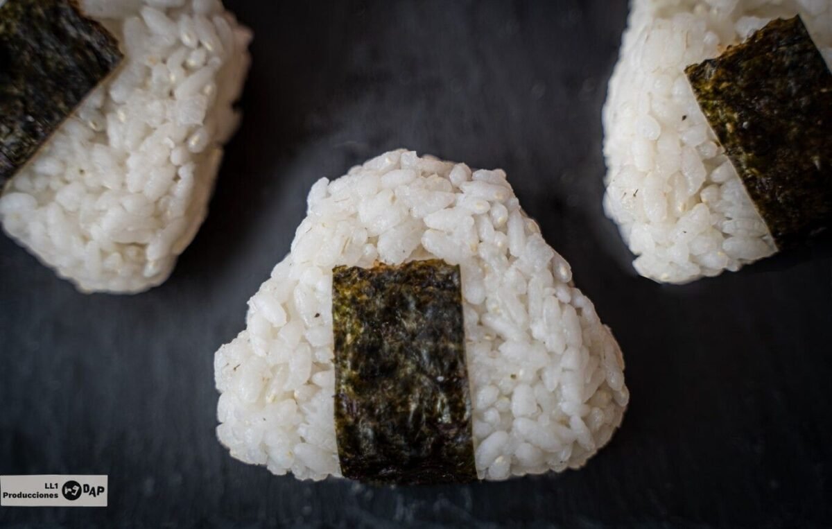 Onigiri japonés, las bolas de arroz de sushi rellenas, perfectas como guarnición