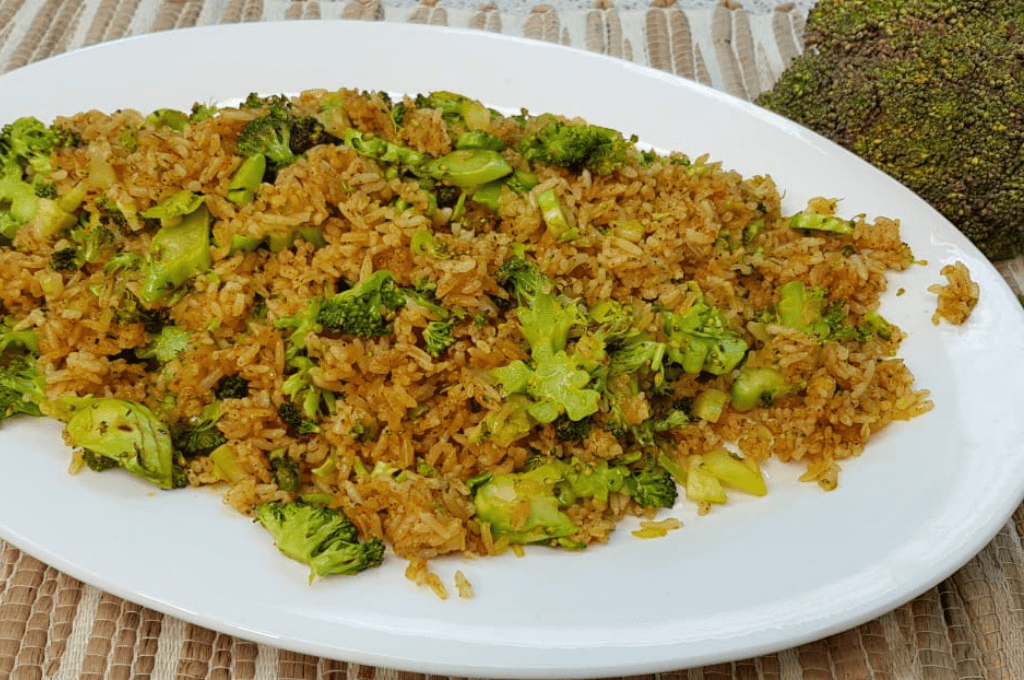 Salteado de arroz y brócoli ¡una delicia fácil de hacer!