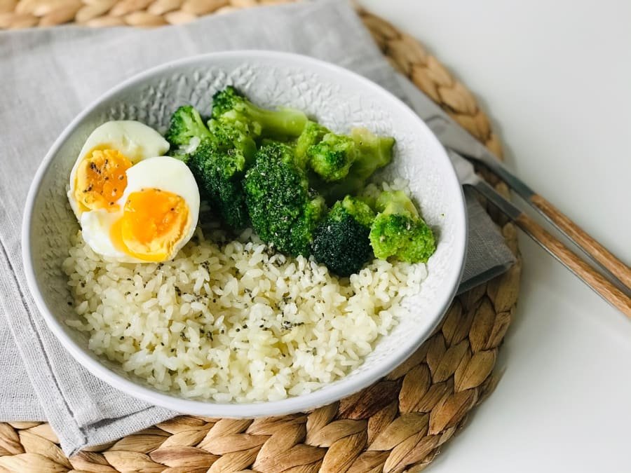 Bowl de Arroz con Brócoli y Huevo