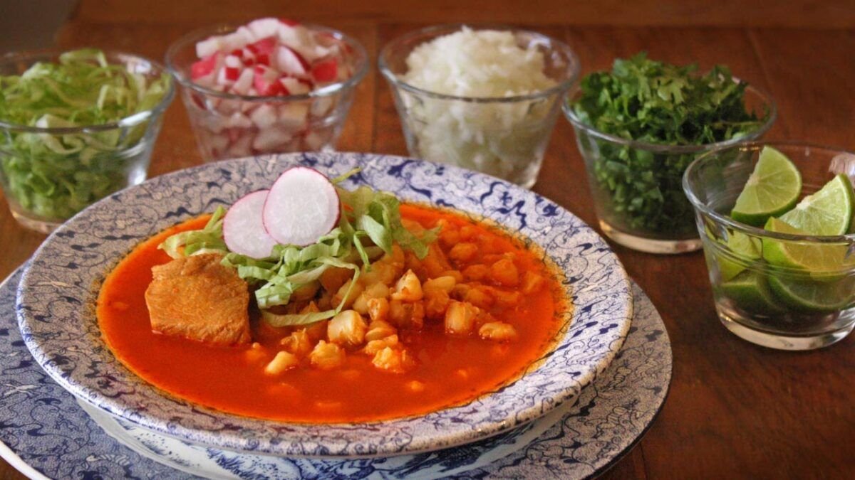 Pozole Rojo de Cerdo y Pollo